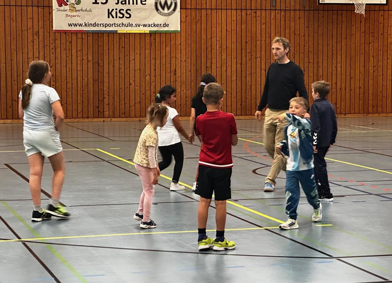 Trainingsgruppe U10 Kinder mit ihrem Übungsleiter Stefan Kusterer