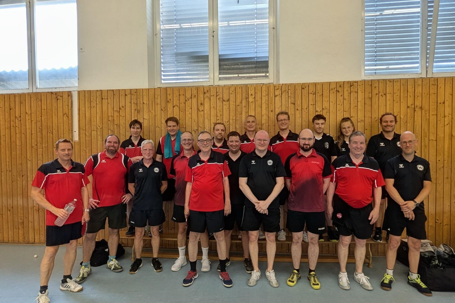Gruppenfoto 20 TT-Spieler beim Besuch TSV Kornburg in Burghausen vor der Turnhallenwand
