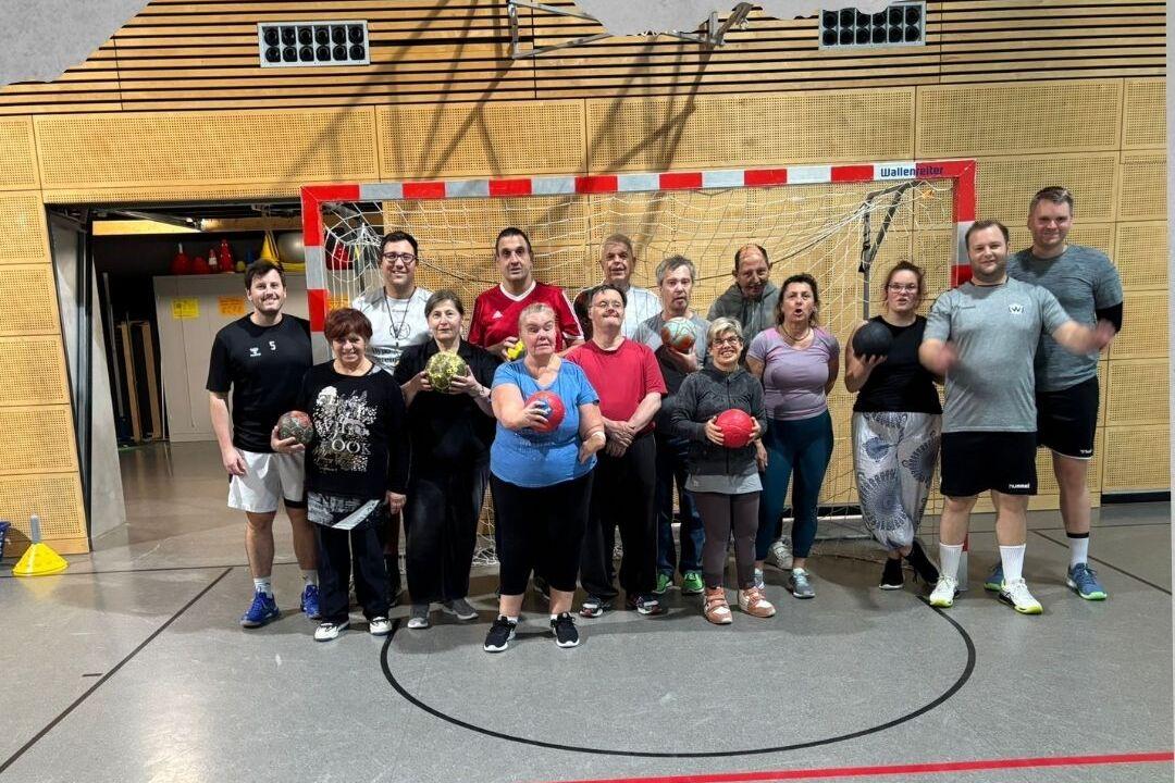 Sport für Menschen mit Handicap trainiert zusammen mit der Abteilung Handball