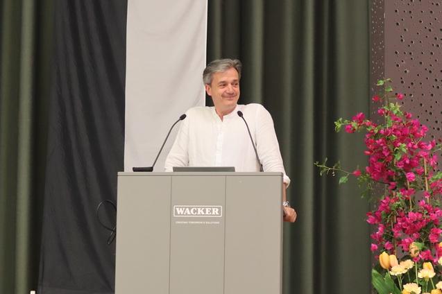 Das Bild zeigt Vorstand Dr. Thomas Frey am Podium auf der Jahreshauptversammlung &uuml;ber das Gesch&auml;ftsjahr 2025