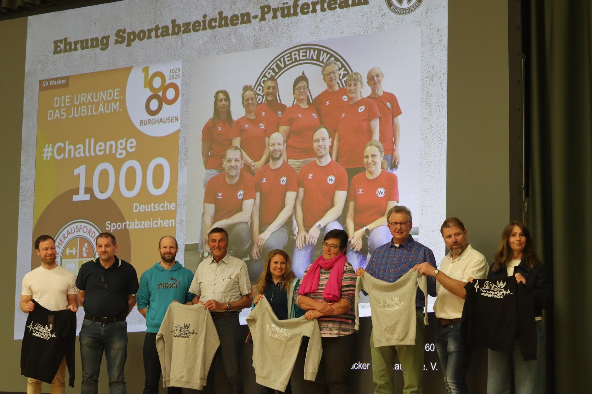 Auf der Jahreshauptversammlung wurden die Pr&uuml;fer*innen des Sportabzeichens aufgrund der 1000 Sportabzeichen im Jahr 2025 geehrt