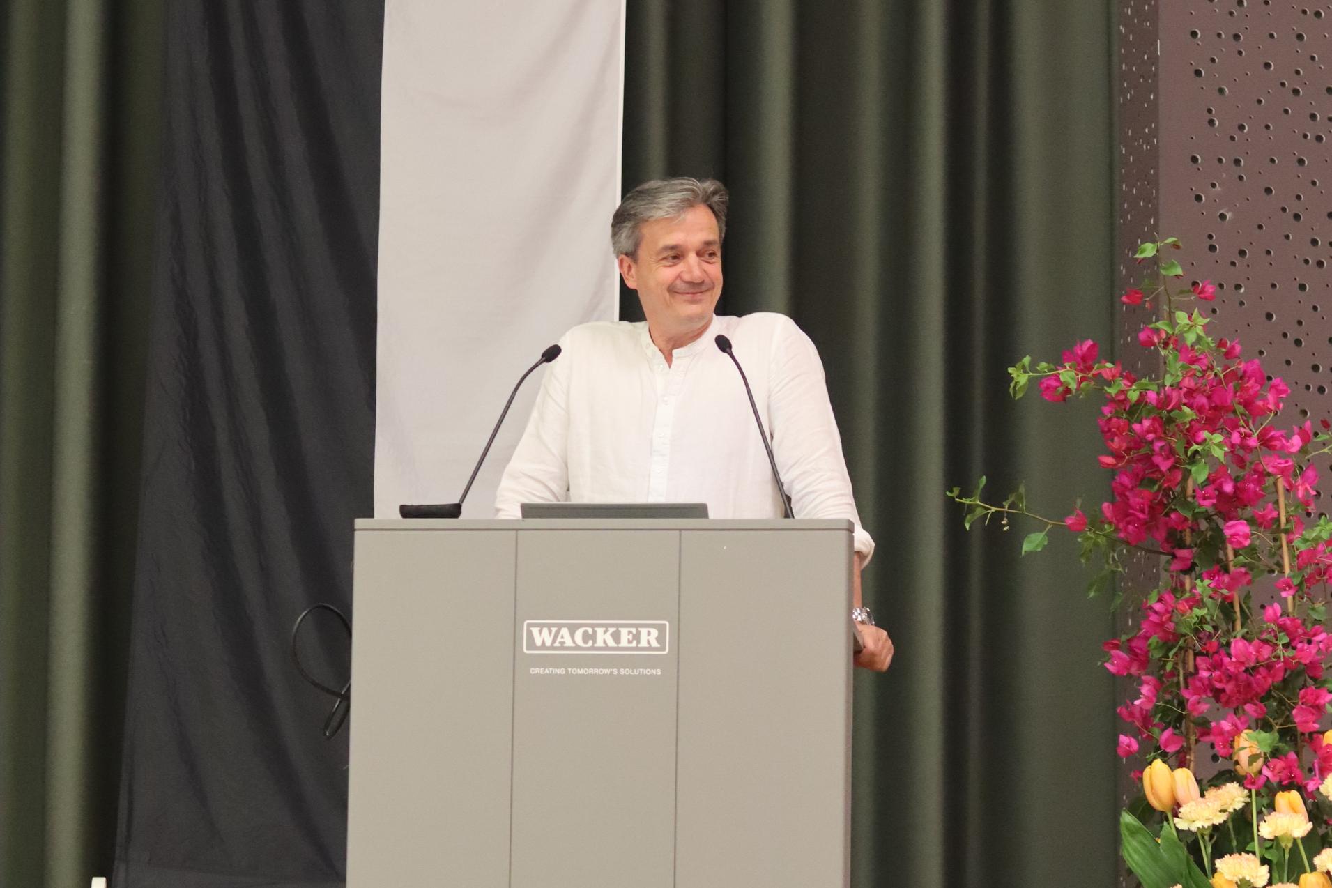 Das Bild zeigt Vorstand Dr. Thomas Frey am Podium auf der Jahreshauptversammlung &uuml;ber das Gesch&auml;ftsjahr 2025