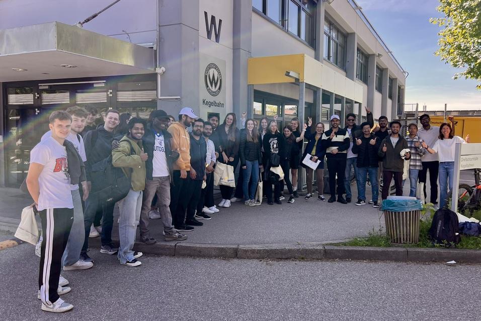 Campus Burghausen meets SV Wacker Burghausen das Bild zeigt die Studierenden beim SV Wacker Burghausen e.V.